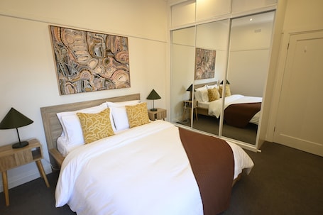 3 bedrooms, desk, iron/ironing board, travel crib. 3BR Glen Iris Gem – Sleeps 7, Near Train & Freeway with WiFi and AC