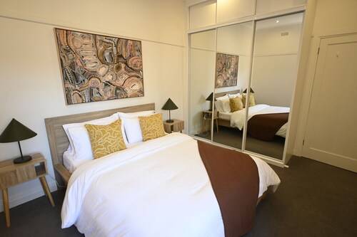 3BR Glen Iris Gem – Sleeps 7, Near Train & Freeway with WiFi and AC