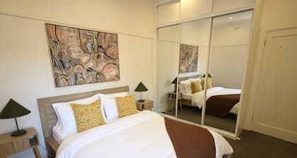 3BR Glen Iris Gem – Sleeps 7, Near Train & Freeway with WiFi and AC