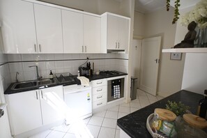 Réfrigérateur, four à micro-ondes, un four, surface de cuisson