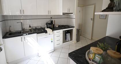 3BR Glen Iris Gem – Sleeps 7, Near Train & Freeway with WiFi and AC