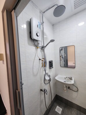 Doppia Superior, 1 letto queen | Bagno | Doccia, asciugacapelli, asciugamani, sapone