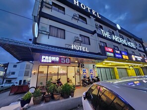 Hotel Ardens con un cartel de oferta especial, plantas en macetas exteriores y un coche estacionado.