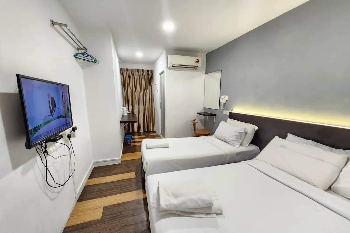 Standard Triple Room | Desk, free WiFi