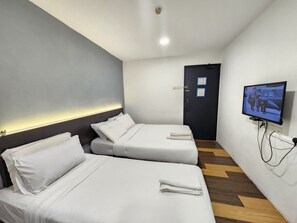 標準三人房 | 書桌、免費無線上網