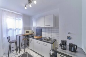 Frigorifero, microonde, piano cottura, lavastoviglie