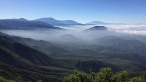 A mountainous landscape with a clear sky. - 1st Floor - 1 mile from San Moritz Lodge (Crestline)