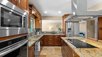 Een koelkast, een microgolfoven, een oven, een kookplaat