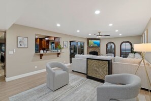 Smart TV, fireplace, books, printers - Mountain & City Views . Foothills . Heated Pool • Spa • Putt Putt • Sleeps 24 (Tucson)