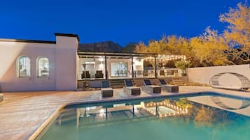 Een buitenzwembad en een verwarmd zwembad