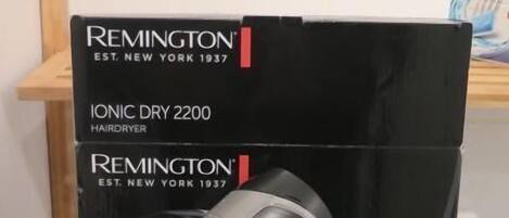 Un sèche-cheveux ionique Remington Dry 2200, avec son emballage d’origine.