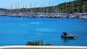Un port de plaisance où sont amarrés de nombreux voiliers.