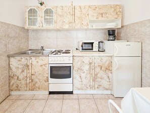 ثلاجة، ميكروويف، فرن، مستلزمات طهي/أطباق/أوعية