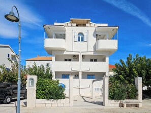 المنشأة من الخارج