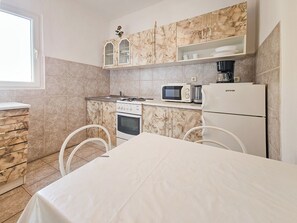 Kühlschrank, Mikrowelle, Ofen, Kochgeschirr/Geschirr/Besteck