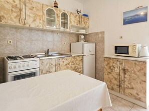 Refrigerador, microondas, horno y utensilios de cocina 
