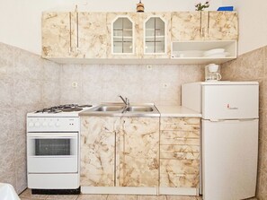 Køleskab, mikrobølgeovn, ovn, køkkentøj/tallerkener/redskaber