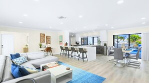 TV connectée, jeux vidéo, table de tennis de table, livres