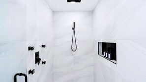 Douche, serviettes fournies