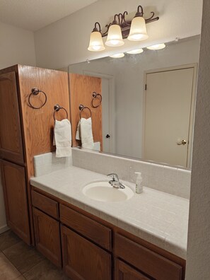 Shower, bidet, towels, soap - 100 Acre Wood Honeymoon Ranch House  Thinking Log, 3 bed, 2 bath, WiFi, AC (Coarsegold)