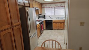 Fridge, microwave, oven, stovetop - 100 Acre Wood Honeymoon Ranch House Thinking Log, 3 bed, 2 bath, WiFi, AC (Coarsegold)