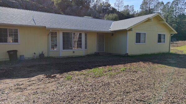 Exterior - 100 Acre Wood Honeymoon Ranch House  Thinking Log, 3 bed, 2 bath, WiFi, AC (Coarsegold)