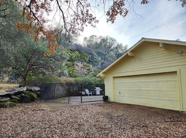 Property grounds - 100 Acre Wood Honeymoon Ranch House Thinking Log, 3 bed, 2 bath, WiFi, AC (Coarsegold)