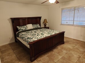 3 bedrooms, desk, free WiFi, bed sheets - 100 Acre Wood Honeymoon Ranch House  Thinking Log, 3 bed, 2 bath, WiFi, AC (Coarsegold)