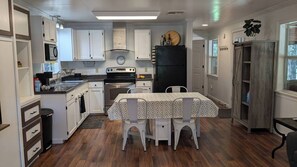 ميكروويف، فرن، موقد طهي مسطح، مناشف ورقية