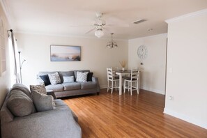 Living area - Beautiful townhouse near beach (Crestview)