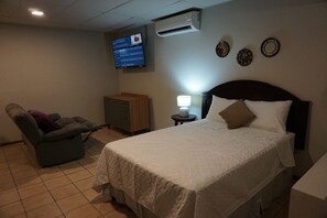 1 dormitorio, escritorio, tabla de planchar con plancha y wifi