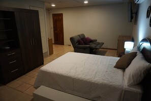1 dormitorio, escritorio, tabla de planchar con plancha y wifi