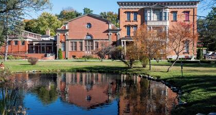 Belmont downtown rental. 2-bedroom home in Saratoga Springs, WiFi, AC, Parking.