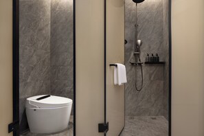 Chuveiro, secador de cabelo, chinelos, toalhas de banho