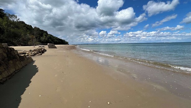 A beach with a stone wall, calm water, and a clear sky. - Simeon Sands Coastal Escape (Ryde)