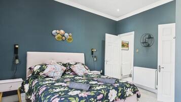 4 bedrooms, desk, iron/ironing board, travel crib