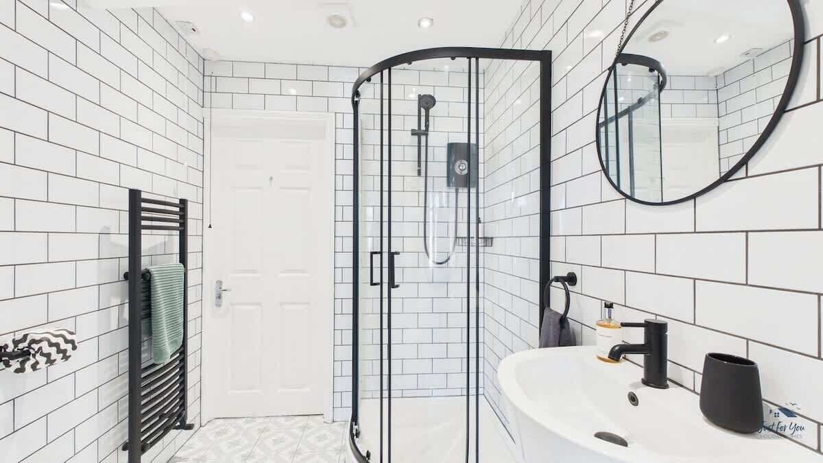 Dusche, Haartrockner, Handtücher, Shampoo