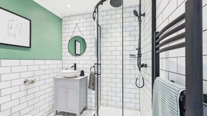 Shower, hair dryer, towels, shampoo - Simeon Sands Coastal Escape (Ryde)