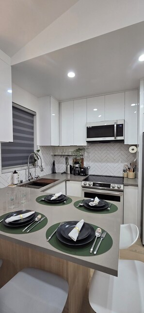 Fridge, microwave, oven, stovetop - Charming 1-bedroom house in fabulous La Crescenta-Montrose with WiFi, AC (La Crescenta-Montrose)