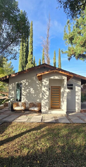 Exterior - Charming 1-bedroom house in fabulous La Crescenta-Montrose with WiFi, AC (La Crescenta-Montrose)