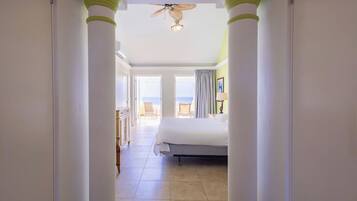 3 makuuhuonetta, tallelokero huoneessa, silitysrauta/-lauta