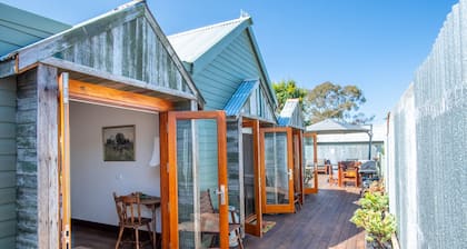 Uniquely Pambula- an inviting cottage with warmth & rustic charm *Pet-friendly
