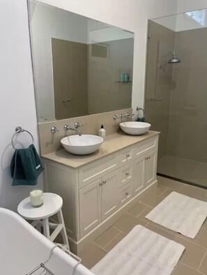 Douche, sĂšche-cheveux, serviettes fournies, savon