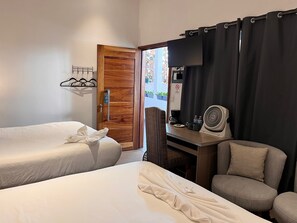 Kamar Double atau Twin Comfort | Meja kerja, ruang kerja ramah laptop, dan tirai kedap cahaya