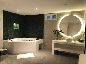 Luxury Suite, Private Bathroom | Desk, laptop workspace, blackout drapes, free WiFi - Hotel Colibrí Eco Lodge (Panajachel)