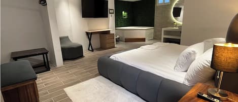 Suite Luxe, salle de bains privée | Bureau, espace de travail pour ordinateur portable, rideaux occultants