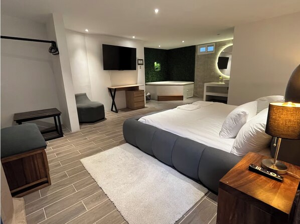 Luxury Suite, Private Bathroom | Desk, laptop workspace, blackout drapes, free WiFi - Hotel Colibrí Eco Lodge (Panajachel)