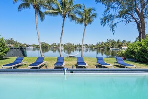 Utomhuspool och uppvÀrmd pool