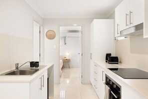 Standard Apartment, 1 Queen Bed, Non Smoking, Kitchen | Private kitchen | Fridge, microwave, oven, stovetop - Smart Suites Self Check-in Apartments - 14 Freney (Rocklea)