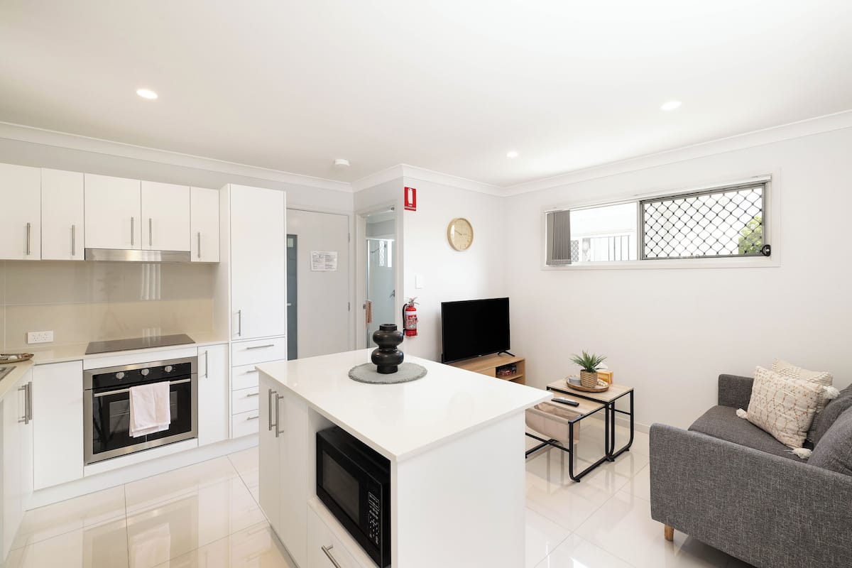 Deluxe Apartment, 1 Queen Bed, Non Smoking, Kitchen | Private kitchen | Fridge, microwave, oven, stovetop